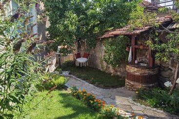 پانسیون Mira Guest House