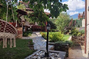 پانسیون Mira Guest House