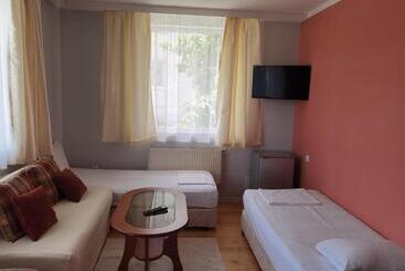 پانسیون Mira Guest House