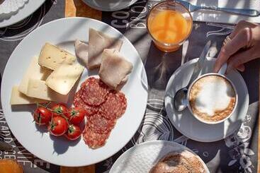 膳宿费 Suite Stays By Hotel La Perla