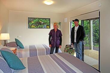 هتل Auckland Country Cottages