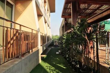 هتل Check In Resort Koh Larn