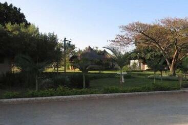 هتل Dwaleni Farm Lodge
