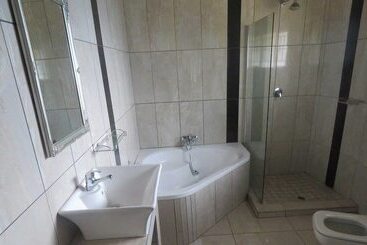 هتل Dwaleni Farm Lodge