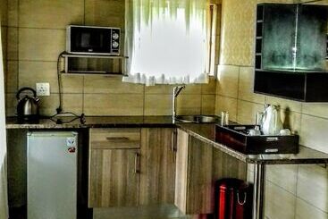 هتل Dwaleni Farm Lodge