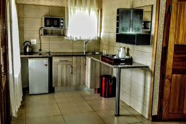 هتل Dwaleni Farm Lodge