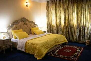 هتل Ralph And Comfort Luxury Suites