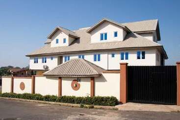 هتل Ralph And Comfort Luxury Suites