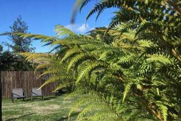 هتل Orchard View Farmstay Retreat