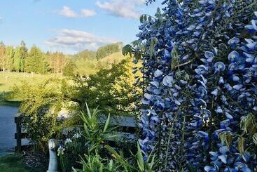 هتل Orchard View Farmstay Retreat