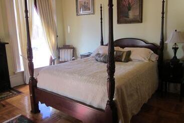 تختخواب و صبحانه Baer House Inn