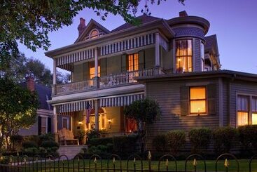 민박 Devereaux Shields House