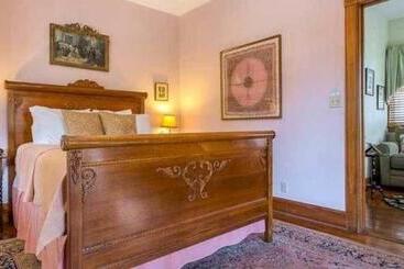 تختخواب و صبحانه Sweetwater Branch Inn