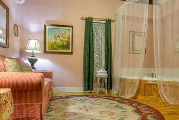 تختخواب و صبحانه Sweetwater Branch Inn