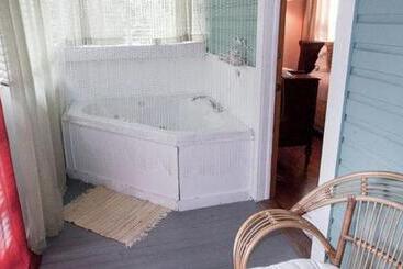 تختخواب و صبحانه Sweetwater Branch Inn