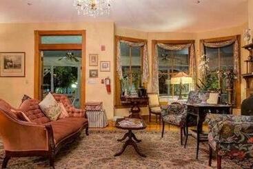 تختخواب و صبحانه Sweetwater Branch Inn