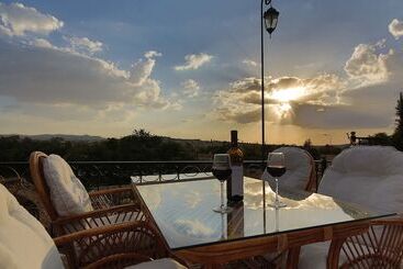 هتل Golden Cave Suites