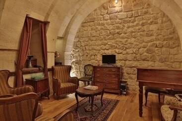 هتل Golden Cave Suites