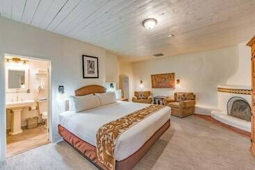 هتل The Historic Taos Inn
