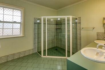 مُتل Charles Rasp Motor Inn & Cottages