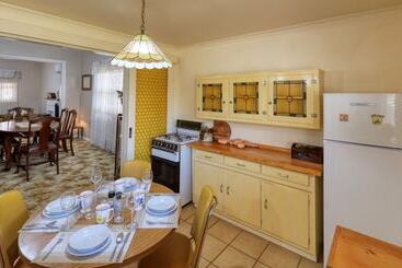 مُتل Charles Rasp Motor Inn & Cottages