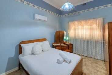 مُتل Charles Rasp Motor Inn & Cottages