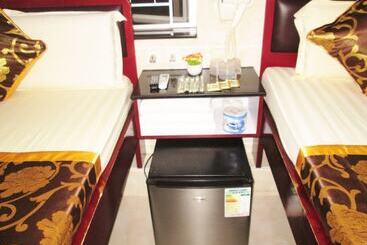 هاستل Relaince International Guest House