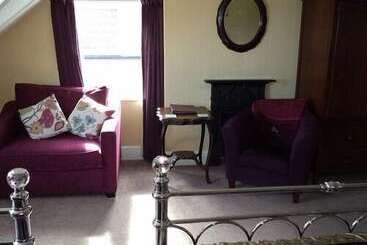 تختخواب و صبحانه Britten House