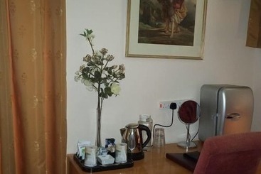 تختخواب و صبحانه Britten House