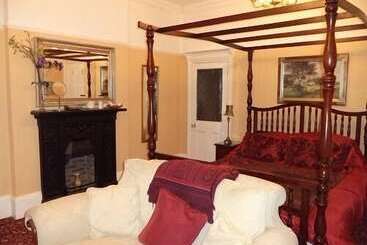 تختخواب و صبحانه Britten House