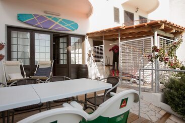 Ericeira Chill Hill Hostel & Private Rooms   Peach Garden - Mafra