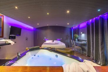 Отель Elegance Suites