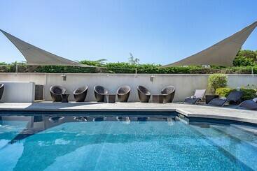 Отель Elegance Suites