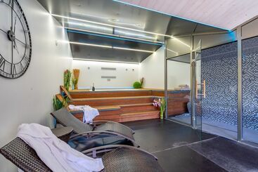 Отель Elegance Suites