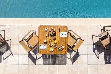 Отель Elegance Suites