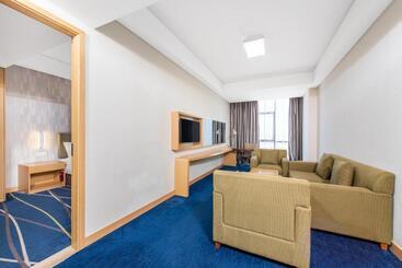 هتل Holiday Inn Express Zhengzhou Airport, An Ihg