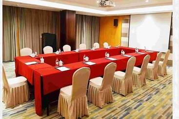 هتل Holiday Inn Express Zhengzhou Airport, An Ihg