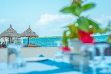هتل Best Western Jangwani Sea Breeze Resort