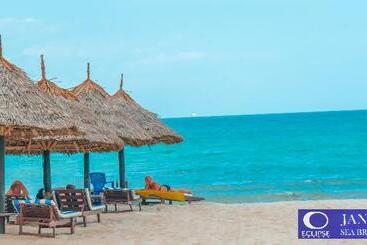 هتل Best Western Jangwani Sea Breeze Resort