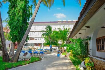 هتل Best Western Jangwani Sea Breeze Resort