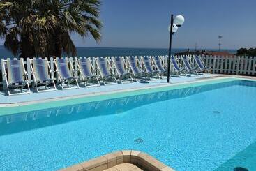 Residence Club Azzurro - Cupra Marittima
