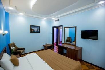 هتل Shine House