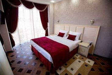 هتل Shine House