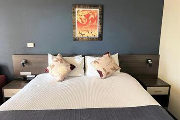 مُتل Bathurst Motor Inn