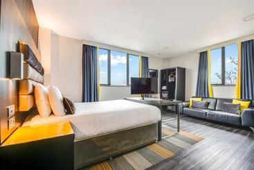 Roomzzz Chester City
