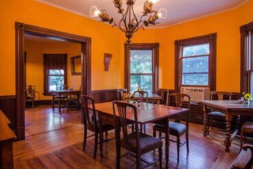 تختخواب و صبحانه Heart Of The Village Inn