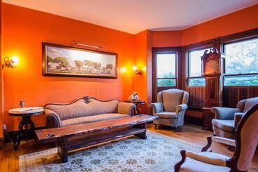 تختخواب و صبحانه Heart Of The Village Inn