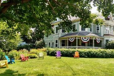 تختخواب و صبحانه Heart Of The Village Inn