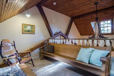تختخواب و صبحانه Heart Of The Village Inn