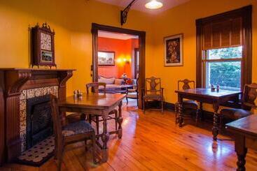 تختخواب و صبحانه Heart Of The Village Inn